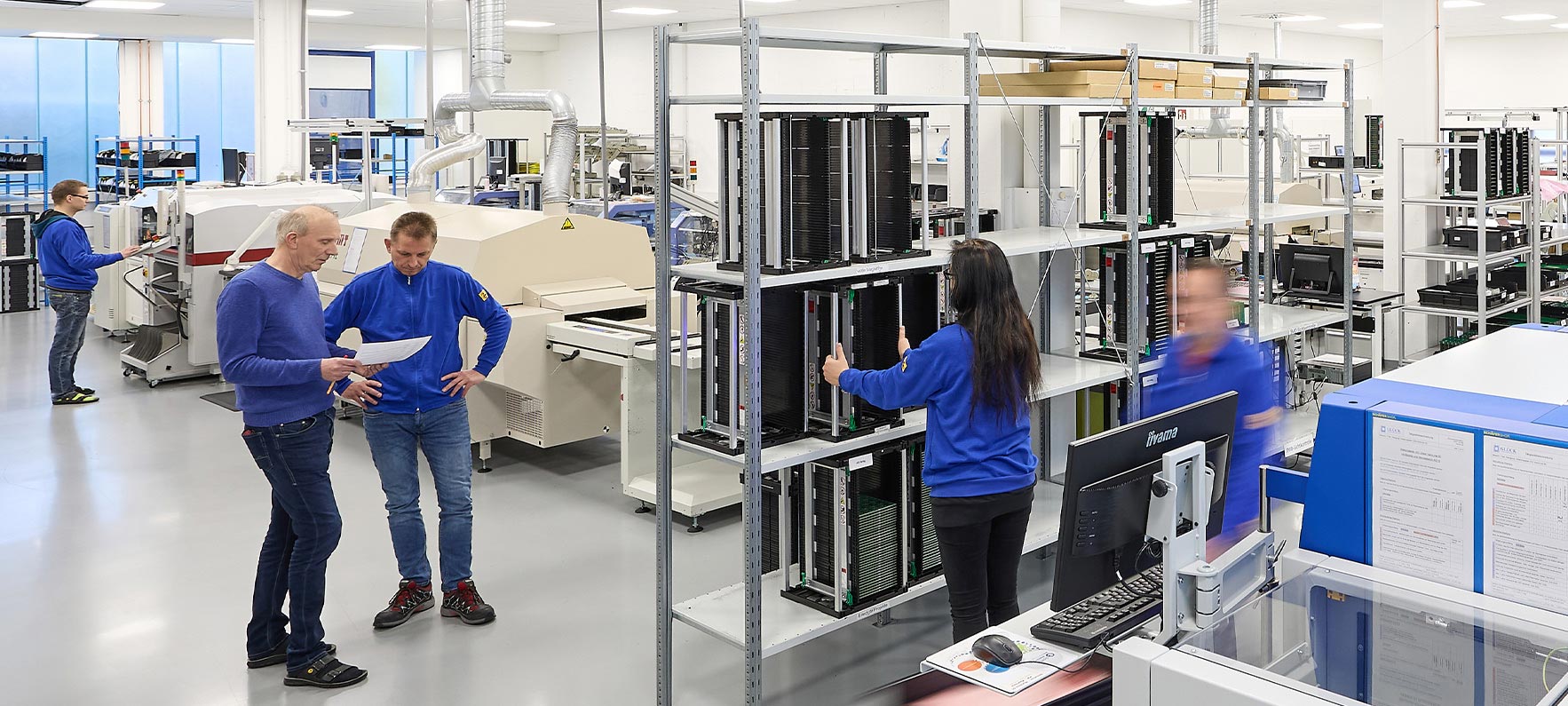 Produktionshalle der GLÜCK Industrie-Elektronik mit SMT Bestückung, Baugruppenmontage und E²MS Serienfertigung.