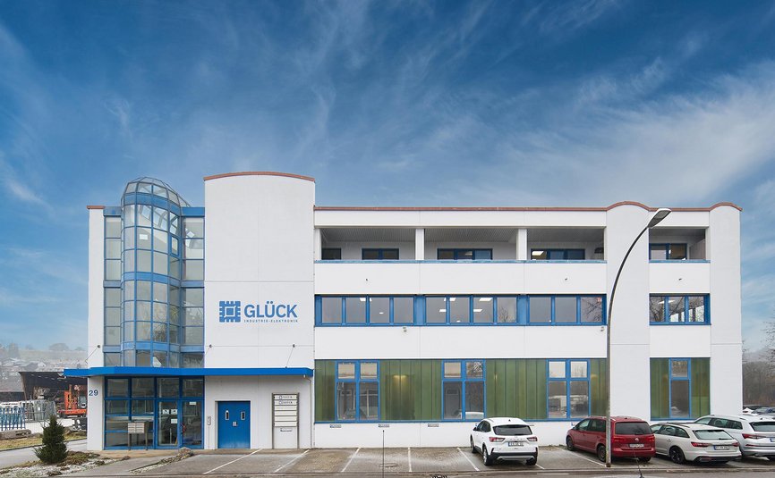 Firmengebäude der GLÜCK Industrie-Elektronik am Unternehmensstandort mit Verwaltung und Elektronikfertigung.