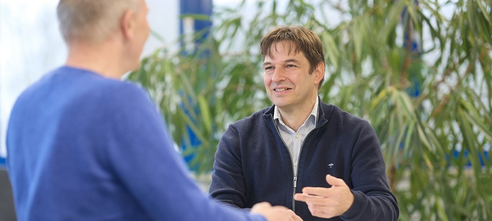 Thorsten Glück, Geschäftsführer von GLÜCK Elektronik, im Gespräch mit einem Mitarbeiter.