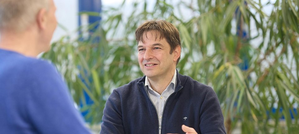 Thorsten Glück, Geschäftsführer von GLÜCK Elektronik, im Gespräch mit einem Mitarbeiter.