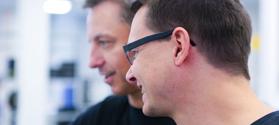 Mitarbeiter in der Elektronikfertigung bei GLÜCK Industrie-Elektronik bei der Qualitätskontrolle im Rahmen der E²MS Produktion.