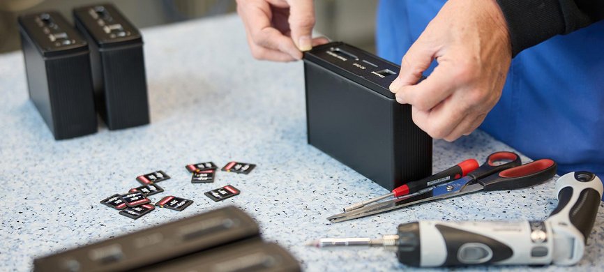 Montage eines Elektronikgehäuses bei GLÜCK Industrie-Elektronik im Rahmen der E²MS Fertigung und Geräteproduktion.