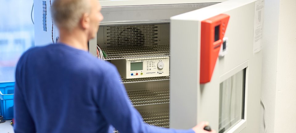 Klimaprüfung elektronischer Baugruppen bei GLÜCK Industrie-Elektronik im Rahmen der E²MS Qualitätssicherung.