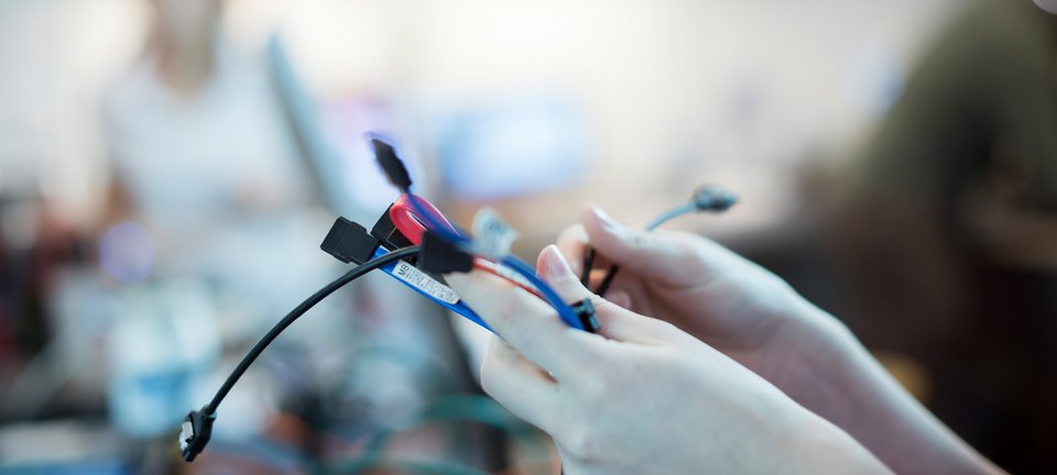 Konfektionierung von Kabeln und Steckverbindungen bei GLÜCK Industrie-Elektronik im Rahmen der E²MS Elektronikfertigung.