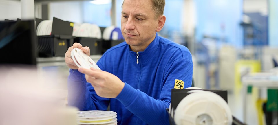 Materialvorbereitung in der Elektronikfertigung bei GLÜCK Industrie-Elektronik im Rahmen der E²MS Produktion.