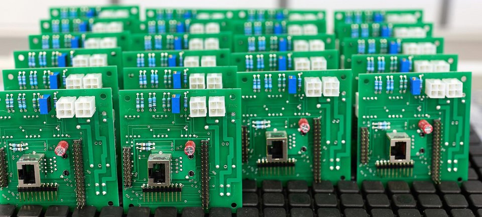 Serienfertigung von bestückten Leiterplatten in der Elektronikfertigung von GLÜCK Industrie-Elektronik.