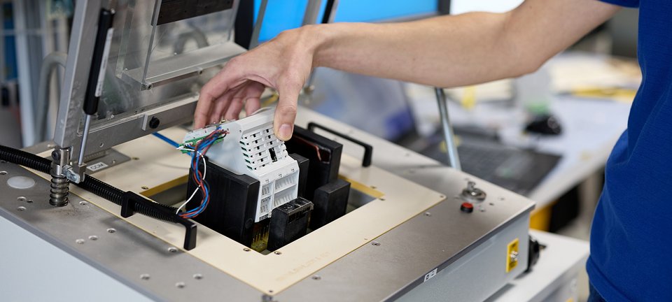 Funktionstest eines Elektronikmoduls in der Serienfertigung bei GLÜCK Industrie-Elektronik im Bereich E²MS und Gerätebau.