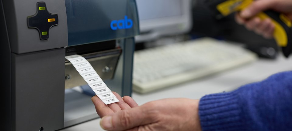 Druck von Barcode- und Serienetiketten bei GLÜCK Industrie-Elektronik – E²MS mit lückenloser Rückverfolgbarkeit elektronischer Baugruppen.